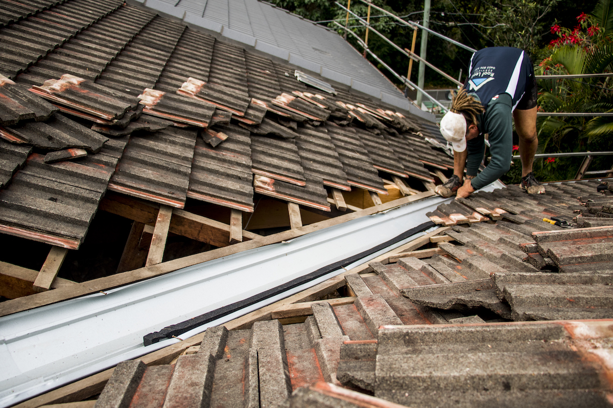 roof repairs team member